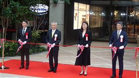 誠品日本一號店開幕 書香飄人氣旺誠品首次邁出華人社會，在日本東京開首家「誠品生活日本橋」店，三井不動產公司社長菰田正信（右3）、誠品董事長吳旻潔（右2）等出席開幕典禮並剪綵。中央社記者楊明珠東京攝 108年9月27日