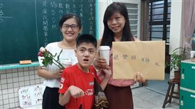 暖！特教生「搖擺」獻花　師感動淚崩
新北,雙溪國小