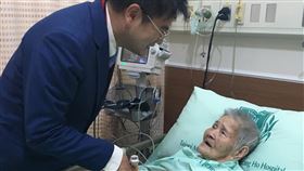 文面國寶林智妹跌倒住院　精神狀況良好全台僅存文面耆老林智妹（右）日前因跌倒骨折住院治療，花蓮縣文化局長江躍辰（左）27日前往探視，江躍辰說，林智妹精神狀況良好，會持續關心她的健康狀況，提供更好的醫療資源。（花蓮縣文化局提供）中央社記者張祈傳真　108年9月28日
