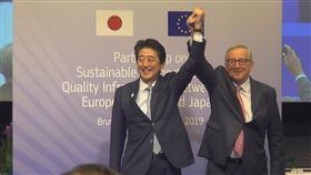 歐日領導人簽署基礎設施合作協議歐盟執委會主席榮科（右）與日本首相安倍晉三（左）27日在布魯塞爾簽署一項歐日基礎設施合作協議。中央社記者唐佩君布魯塞爾攝　108年9月28日