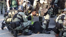 反送中屯門遊行  港警逮捕示威者（2）香港反送中人士21日下午在屯門舉行遊行，港警於下午4時過後開始驅離行動，並在示威者投擲汽油彈後，逮捕示威者。中央社記者張謙香港攝  108年9月21日