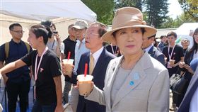 Taiwan Plus開幕 小池百合子到場品珍奶2019 Taiwan Plus 28日在東京上野公園開幕，東京都知事小池百合子（前右）到場，會後逛市集攤位時，也現場品嚐珍珠奶茶。中央社記者鄭景雯攝　108年9月28日