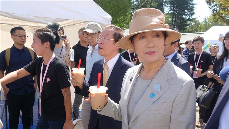 台灣Plus開幕　小池百合子嚐珍奶