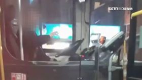 搭公車遭門夾到 還被司機罵:乘客就是白目