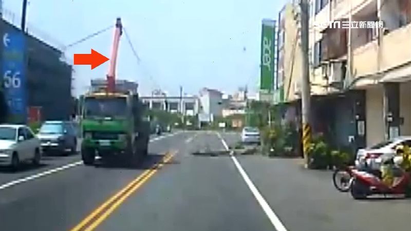 工程車未收吊桿！驚扯電線2電桿斷