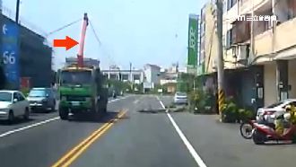 工程車未收吊桿！驚扯電線2電桿斷