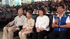 新榮戲院將熄燈　老師觀影回味美好記憶（1）嘉義市長黃敏惠（前右2）28日邀請逾百名老師前往即將熄燈歇業的新榮戲院，並共同觀賞勵志電影「首席指揮家」，感謝他們為教育奉獻，現年高齡90歲的新榮戲院老闆江金富（前左）也與妻子陳金滿（前左2）出席。中央社記者黃國芳攝　108年9月28日