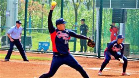 奧運女壘亞大區資格賽  邱安汝好投中華扣倒香港2020年東京奧運女壘亞大區資格賽25日中華隊交手香港隊，先發投手邱安汝（前中）主投5局無失分，送出6次三振，終場以7比0提前擊退香港。（中華壘球協會提供）中央社記者楊啟芳傳真  108年9月25日