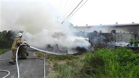 台南歸仁火警燒毀多輛汽機車　無人傷亡台南市歸仁區28日疑因有人引燃雜草發生火警，多輛汽機車及貨櫃被燒毀，所幸及時撲滅，無人傷亡。中央社記者張榮祥台南攝　108年9月28日