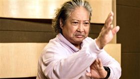 67歲洪金寶坐輪椅現身北京街頭。翻攝自微博