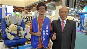 城市科大研發智慧兒童安全座椅　幫爸媽顧孩子台北城市科技大學電通系助理教授蔡耀斌（右）團隊發明「智慧兒童汽車安全座椅」，在「2019年台灣創新技術博覽會」獲得銀牌。（城市科大提供）中央社記者陳至中台北傳真　108年9月28日