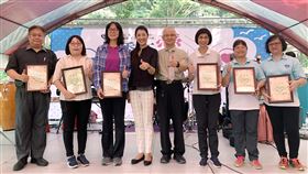 九二一20年後　竹山秀傳醫院辦感恩音樂會當年九二一地震重創南投竹山秀傳醫院，20年後，院方28日舉辦感恩音樂會，院長謝輝龍（右4）、國民黨籍立委許淑華（左4）等出席，會中致贈感謝狀給一起打拚至今的夥伴。（竹山秀傳醫院提供）中央社記者蕭博陽南投縣傳真　108年9月28日