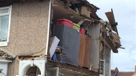 隔壁施工一整天！他家竟然垮了　衰喊「臥室全被看光」（圖／翻攝自IanBroughall推特）