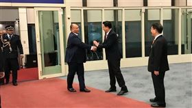 在太平洋島國索羅門群島、吉里巴斯接連與台灣斷交後，太平洋友邦諾魯總統安格明（中左）與帛琉總統雷蒙傑索28日自美國抵台轉機，外交部長吳釗燮（中右）接機。（圖／翻攝自twitter.com/mofa_taiwan）