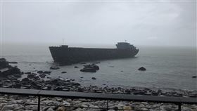 無名貨輪擱淺宜蘭　預計先拖往蘇澳港一艘失去動力的貨輪27日凌晨在新北市三貂角外海漂流，受風向及海流影響，28日擱淺在宜蘭縣頭城鎮大溪火車站前方礁石區，海巡署指出，無名貨輪預計先拖往蘇澳港碼頭。（翻攝照片）中央社記者王朝鈺傳真　108年9月28日