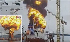 韓聯社今日報導，南韓蔚山港口發生兩艘油輪船起火事故，造成9名船員受傷，火勢已被撲滅，當局正展開調查。（圖／翻攝自推特）