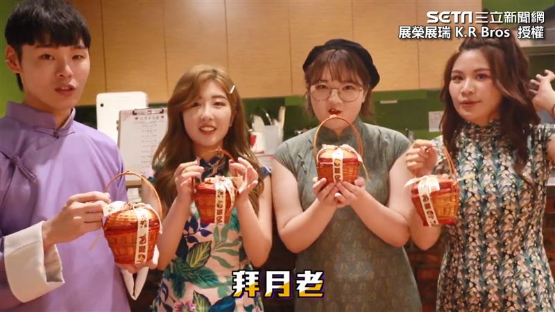 韓妞體驗拜月老　網紅帶路幫求姻緣