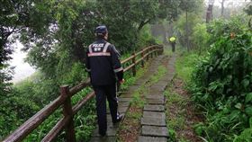 新北市府衛生局28日表示，上午於牛埔山近國強嶺與圓通寺間步道巡查時，發現民眾擅闖屈公病防疫管制區內打麻將，依傳染病防治法開出5張舉發單。（圖／翻攝自新北市衛生局網頁health.ntpc.gov.tw）