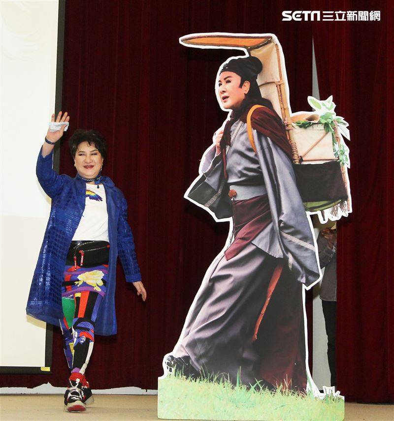 楊麗花新書發表會，女弟子陳亞蘭站台。（記者邱榮吉/攝影）