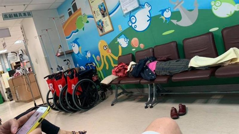 婦橫躺候診椅「蓋臉入睡」網：欠誦經