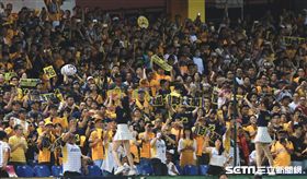 彭政閔敲出二壘安打，球迷熱情加油。（圖／記者林聖凱攝影）