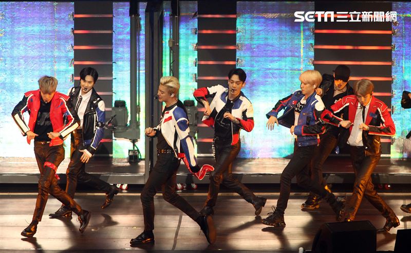 南韓人氣男團EXO引爆台北小巨蛋6名成員一出場粉絲嗨翻天。（記者邱榮吉/攝影）