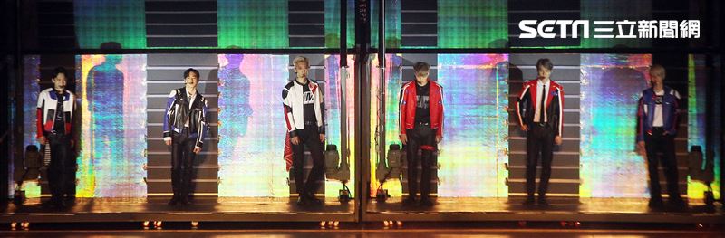 南韓人氣男團EXO引爆台北小巨蛋6名成員一出場粉絲嗨翻天。（記者邱榮吉/攝影）