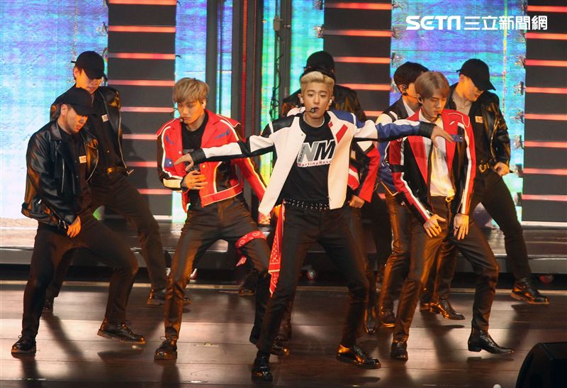 南韓人氣男團EXO引爆台北小巨蛋6名成員一出場粉絲嗨翻天。（記者邱榮吉/攝影）
