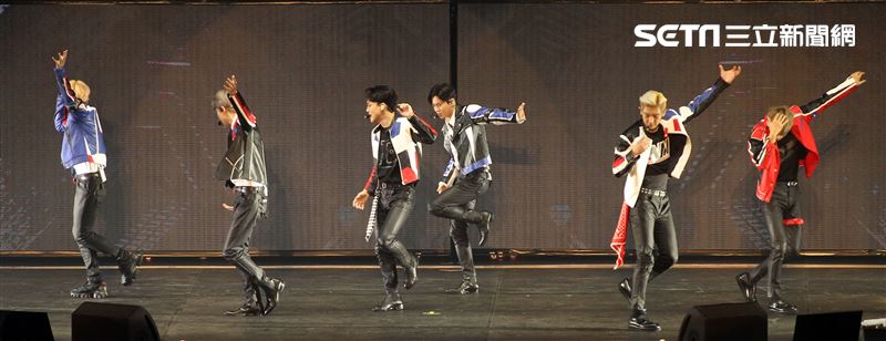 南韓人氣男團EXO引爆台北小巨蛋6名成員一出場粉絲嗨翻天。（記者邱榮吉/攝影）