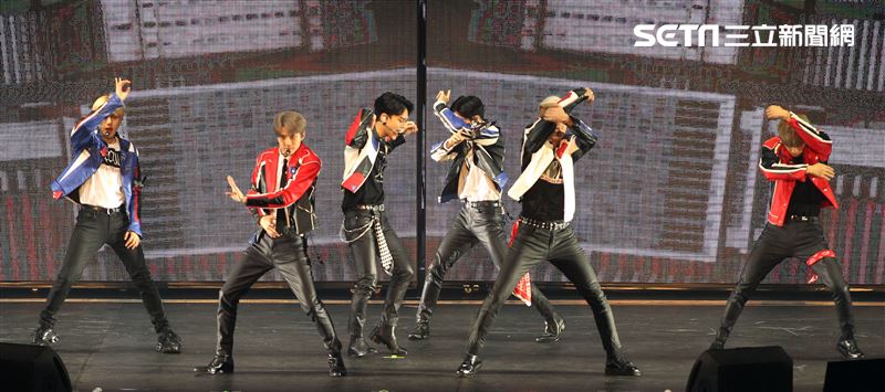 南韓人氣男團EXO引爆台北小巨蛋6名成員一出場粉絲嗨翻天。（記者邱榮吉/攝影）