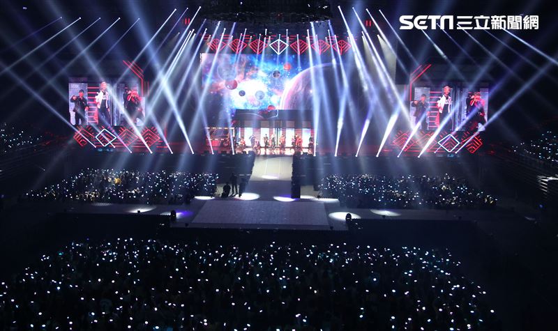 南韓人氣男團EXO引爆台北小巨蛋6名成員一出場粉絲嗨翻天。（記者邱榮吉/攝影）