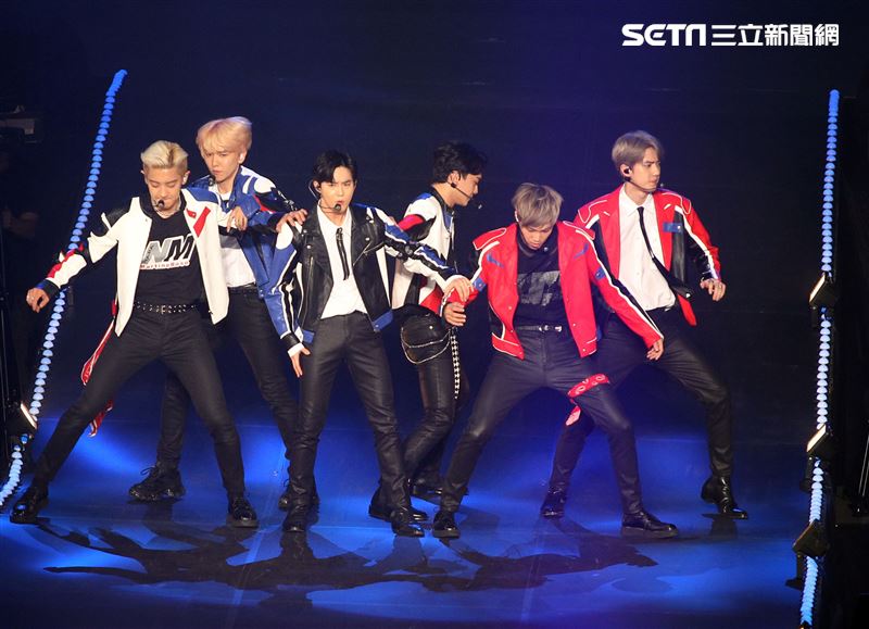 南韓人氣男團EXO引爆台北小巨蛋6名成員一出場粉絲嗨翻天。（記者邱榮吉/攝影）