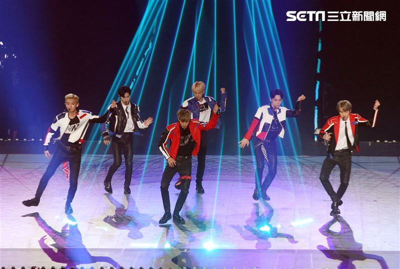 南韓人氣男團EXO引爆台北小巨蛋6名成員一出場粉絲嗨翻天。（記者邱榮吉/攝影）
