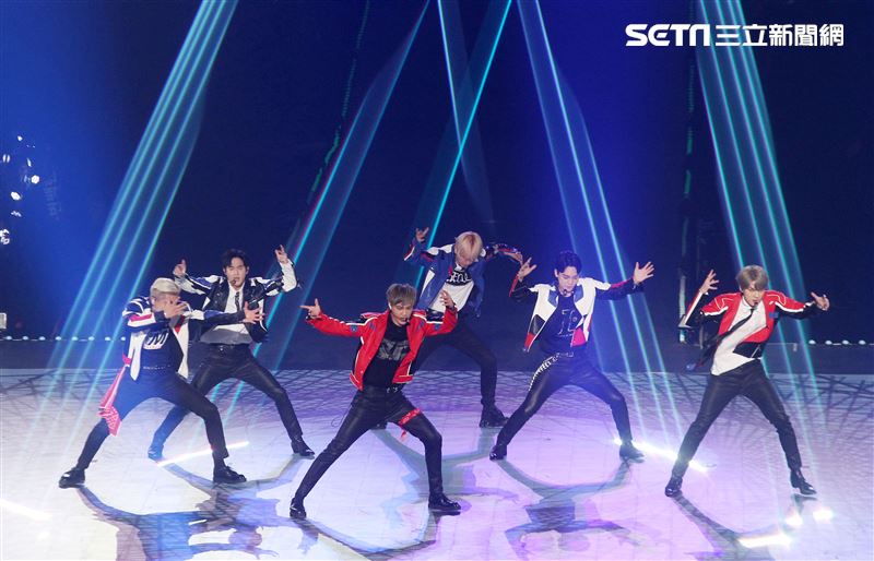 南韓人氣男團EXO引爆台北小巨蛋6名成員一出場粉絲嗨翻天。（記者邱榮吉/攝影）