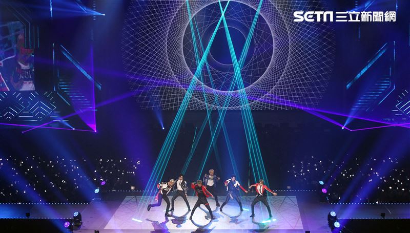 南韓人氣男團EXO引爆台北小巨蛋6名成員一出場粉絲嗨翻天。（記者邱榮吉/攝影）