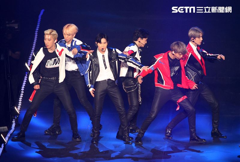 南韓人氣男團EXO引爆台北小巨蛋6名成員一出場粉絲嗨翻天。（記者邱榮吉/攝影）