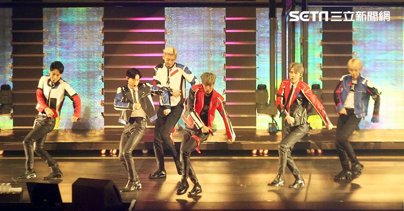 南韓人氣男團EXO引爆台北小巨蛋6名成員一出場粉絲嗨翻天。（記者邱榮吉/攝影）