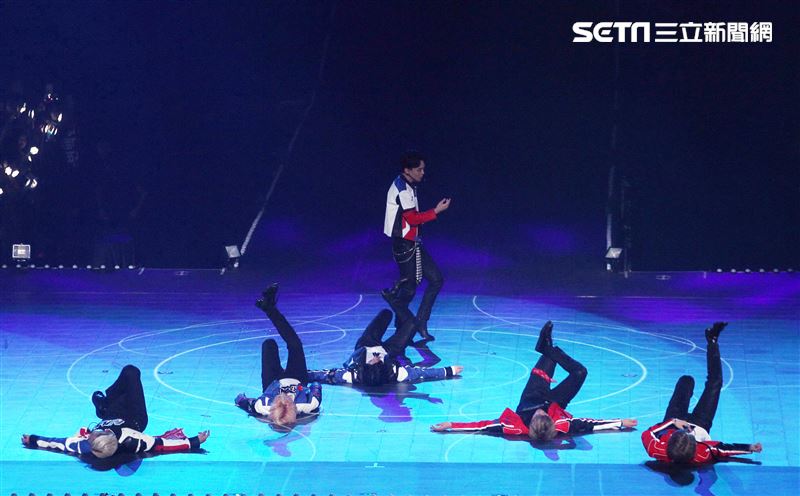 南韓人氣男團EXO引爆台北小巨蛋6名成員一出場粉絲嗨翻天。（記者邱榮吉/攝影）