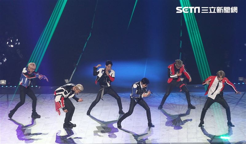 南韓人氣男團EXO引爆台北小巨蛋6名成員一出場粉絲嗨翻天。（記者邱榮吉/攝影）