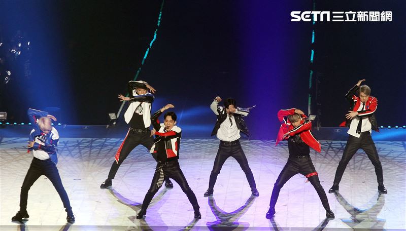 南韓人氣男團EXO引爆台北小巨蛋6名成員一出場粉絲嗨翻天。（記者邱榮吉/攝影）