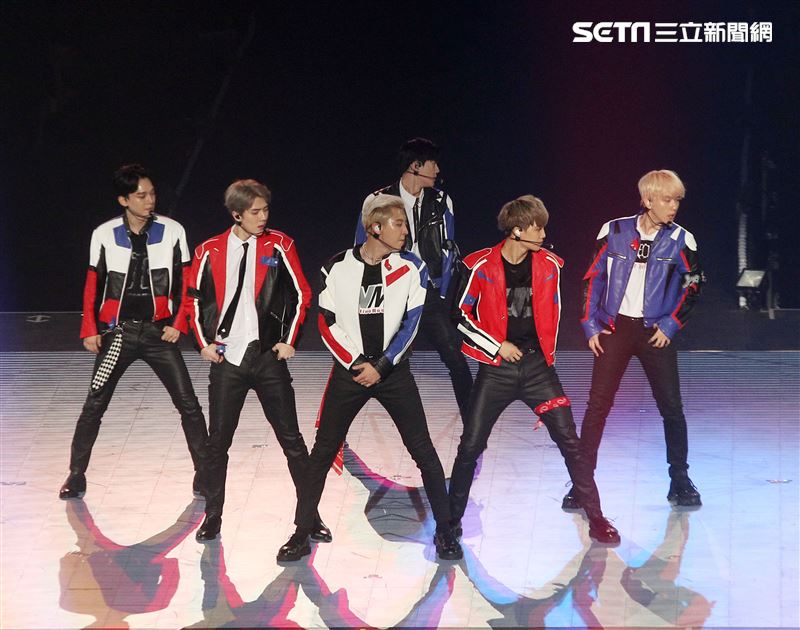 南韓人氣男團EXO引爆台北小巨蛋6名成員一出場粉絲嗨翻天。（記者邱榮吉/攝影）