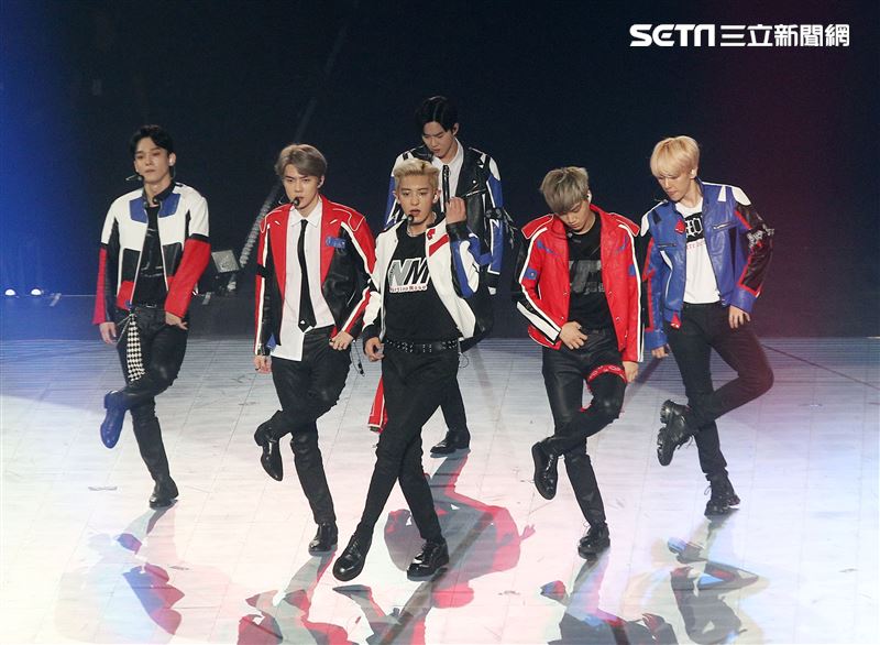 南韓人氣男團EXO引爆台北小巨蛋6名成員一出場粉絲嗨翻天。（記者邱榮吉/攝影）