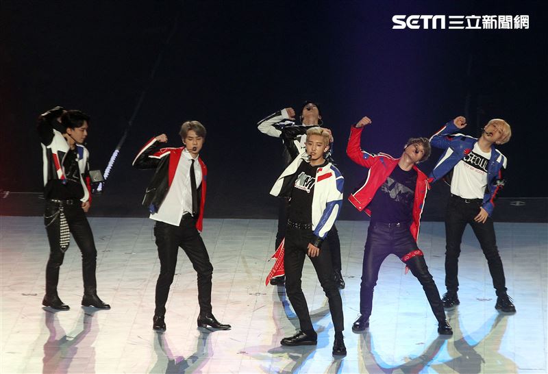 南韓人氣男團EXO引爆台北小巨蛋6名成員一出場粉絲嗨翻天。（記者邱榮吉/攝影）