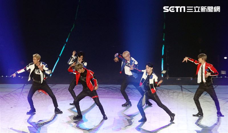 南韓人氣男團EXO引爆台北小巨蛋6名成員一出場粉絲嗨翻天。（記者邱榮吉/攝影）