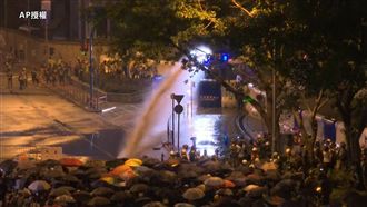 雨傘運動周年集會！港警狂噴水柱驅離