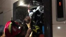 電梯,故障,上升,嬰兒,電動車,合肥,大陸,卡住,救援,消防員,安撫,崩潰 圖／翻攝自微博