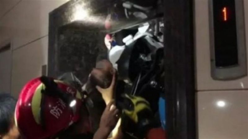 絕命電梯突上升！嬰兒險遭截成兩半