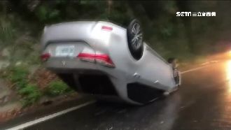 四輪朝天！山路下坡打滑慘翻180度