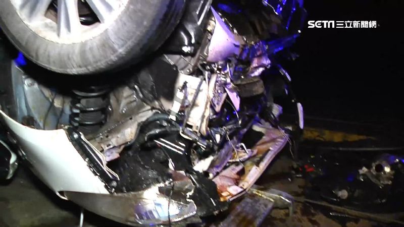 女駕駛國道自撞護欄！翻車臉部擦傷