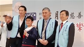 王文洋出席傳愛音樂會宏仁集團總裁王文洋（右2）28日出席「財團法人王月蘭慈善基金會」舉辦的傳愛音樂會，並與參加演出的小朋友合影。中央社記者潘智義攝　108年9月28日